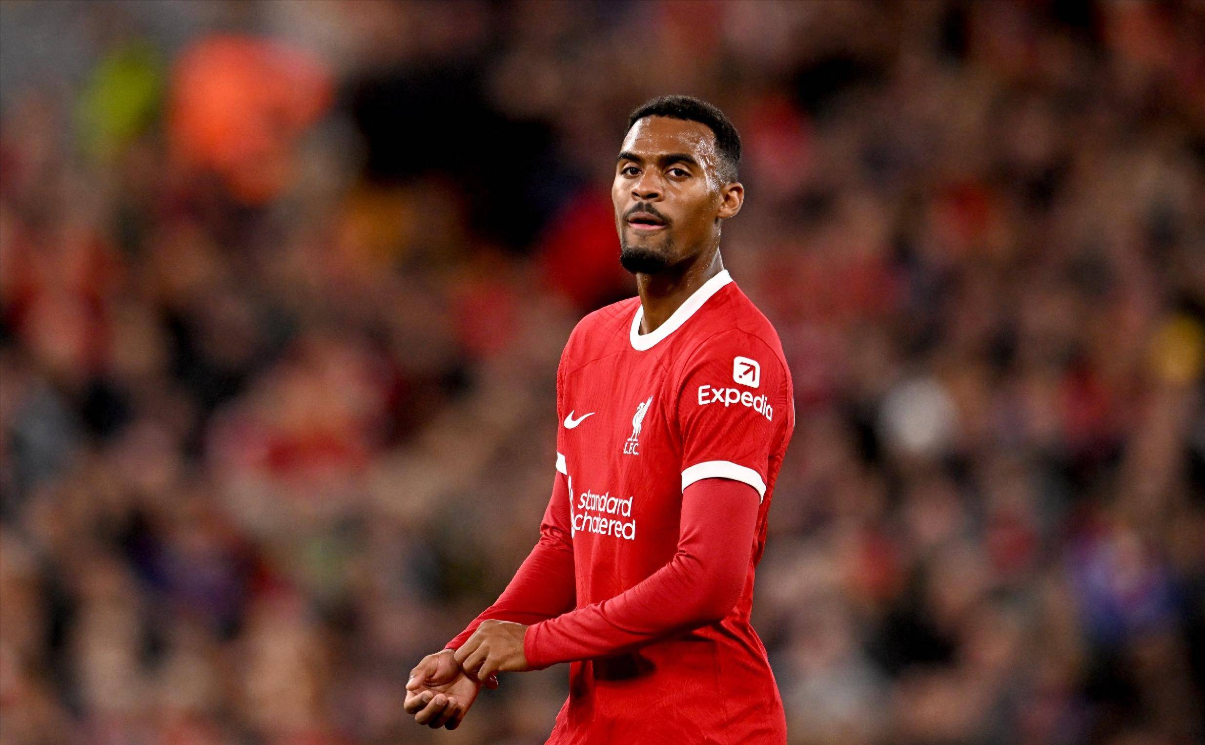 霍伊伦德梅开二度 那不勒斯击败尤文后登上意甲榜首（霍伊伦德双响 那不勒斯击退尤文登顶意甲榜首）