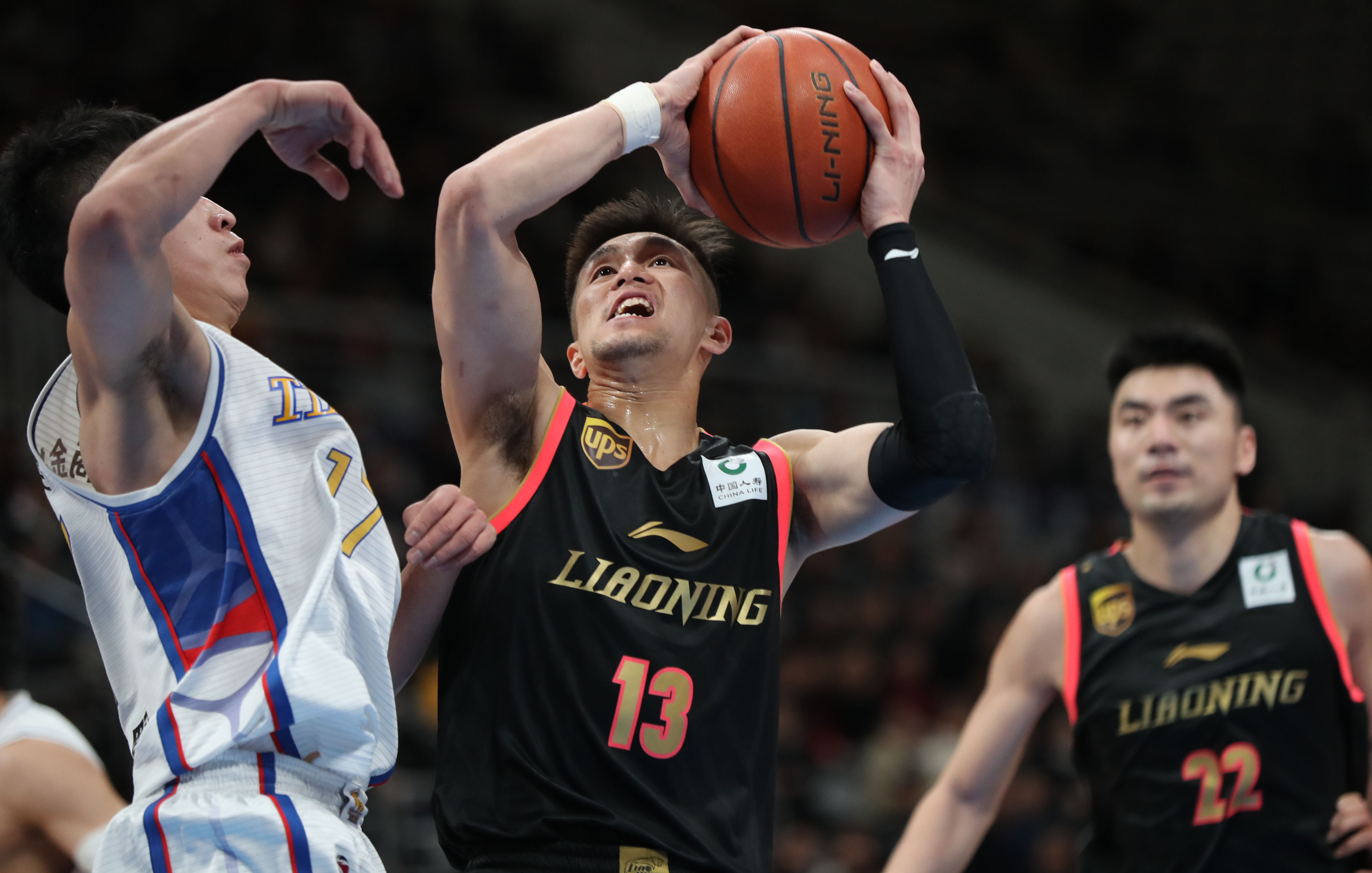 中超三连冠！海港客场1-0英博，加布里埃尔制胜球+进球被吹（海港客场1-0英博夺中超三连冠，加布里埃尔制胜且一球被吹）