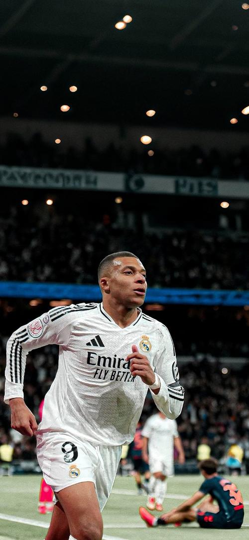 输给米兰后拉齐奥对主裁判不判罚点球不满，决定新闻沉默（拉齐奥不满主裁未判点球，负于米兰后宣布对媒体静默）