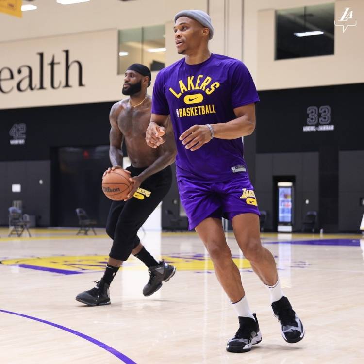 世体：皇马过度依赖库尔图瓦和姆巴佩，其余球员表现平平（世体：皇马对库尔图瓦和姆巴佩依赖过深，其余球员缺少亮点）