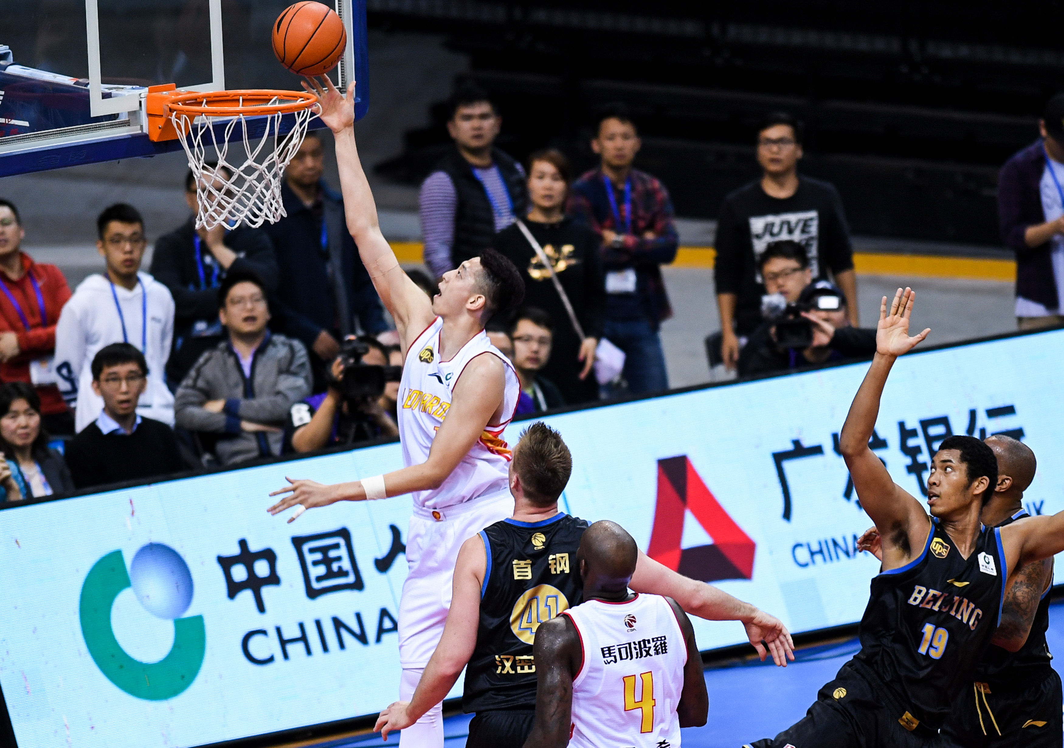 约基奇传球再次刷新中锋认知（约基奇传球再度改写中锋定义）